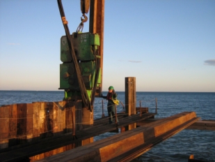 Estacas pranchas em construção marítima